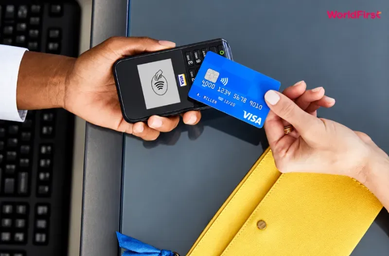 Chạm nhẹ mặt thẻ vào máy POS có hỗ trợ thanh toán VISA